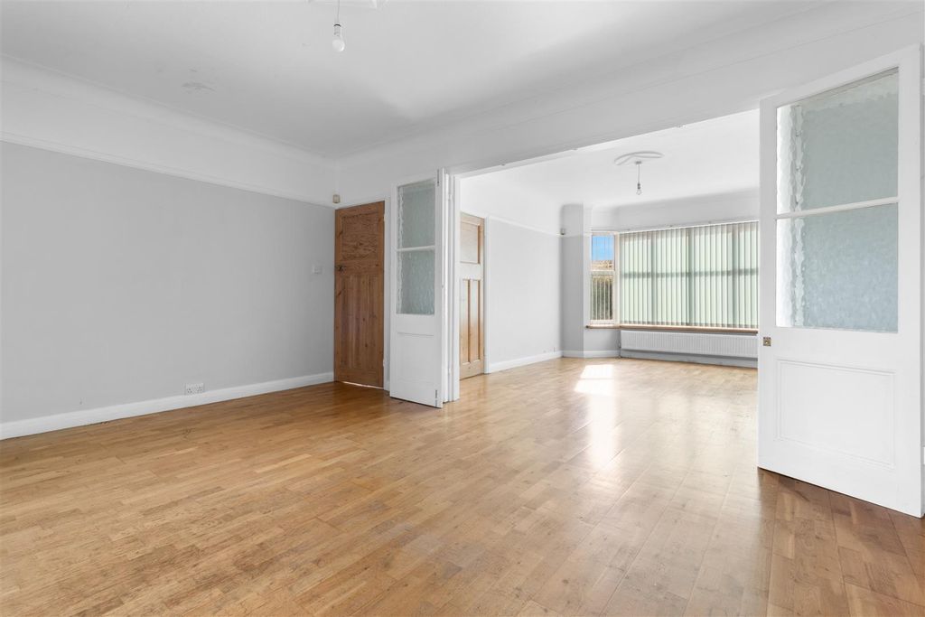 Property photo 2 of 17 Livingroom3.Jpg