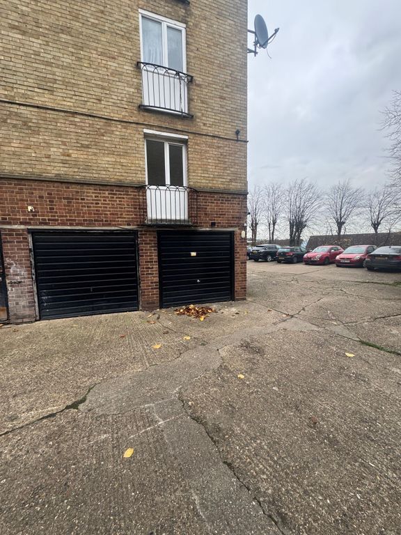 Property photo 1 of 2 Garage 3