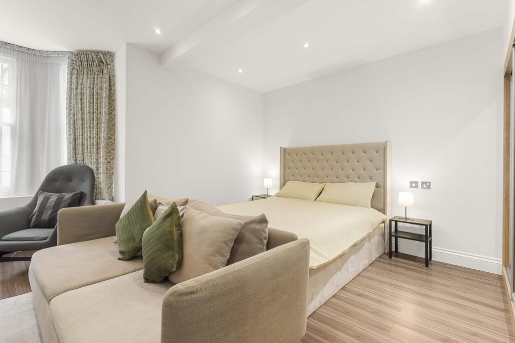 Property photo 3 of 6 Bedroom