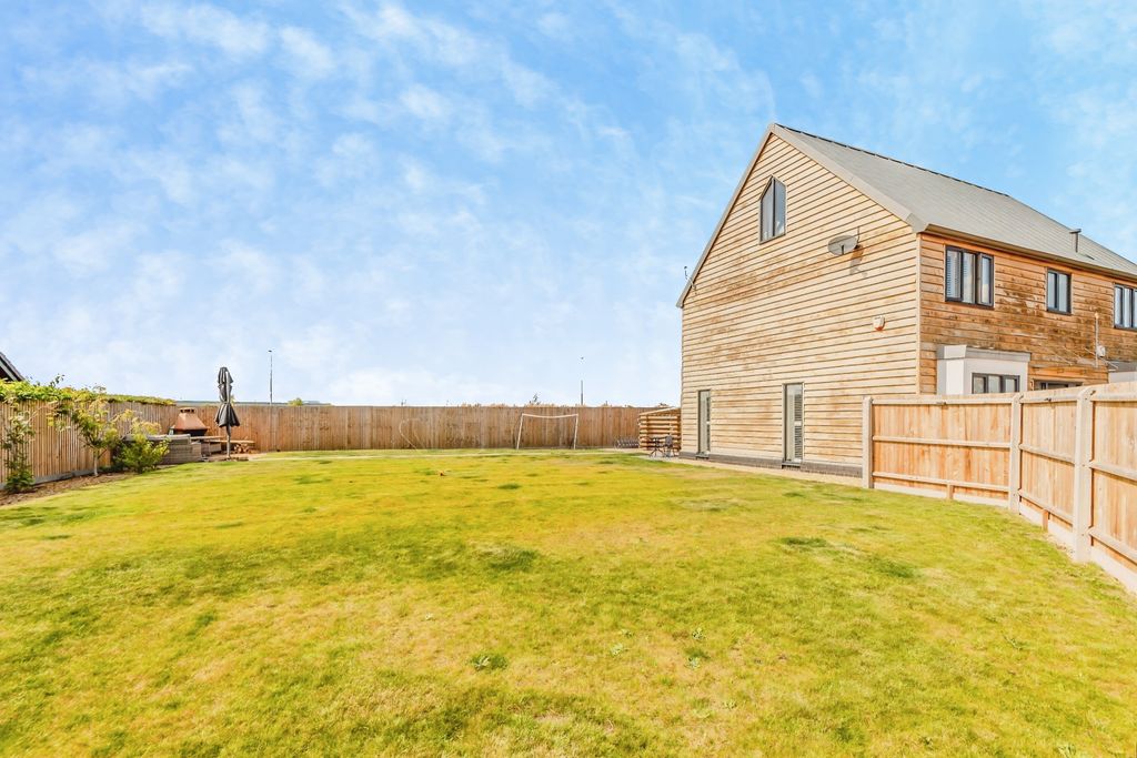 Property photo 3 of 8 Garden