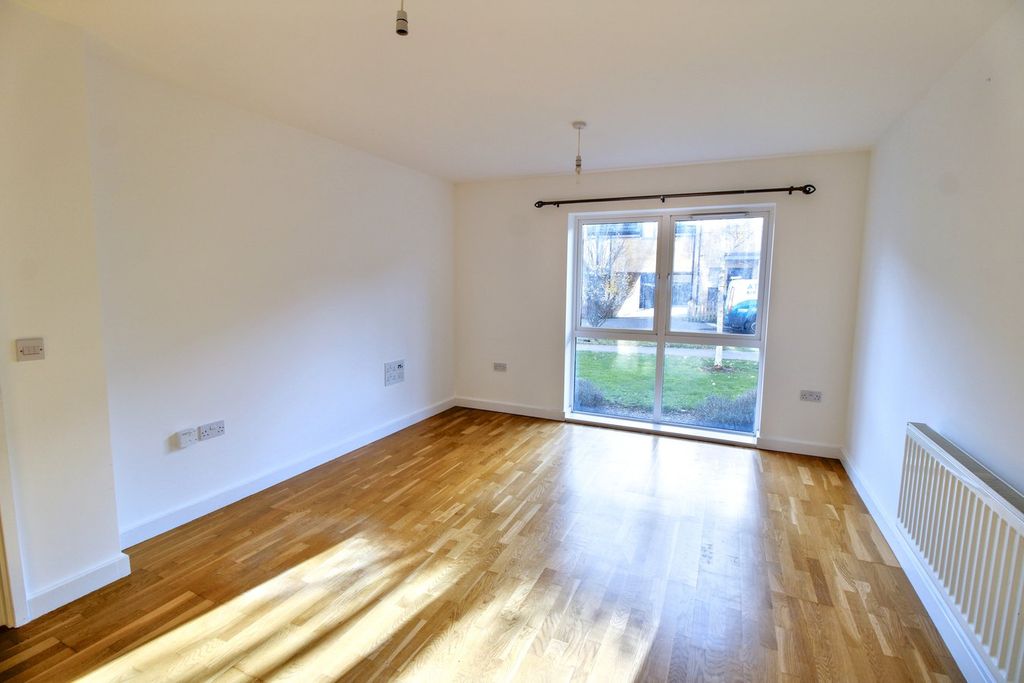 Property photo 3 of 17 Lounge