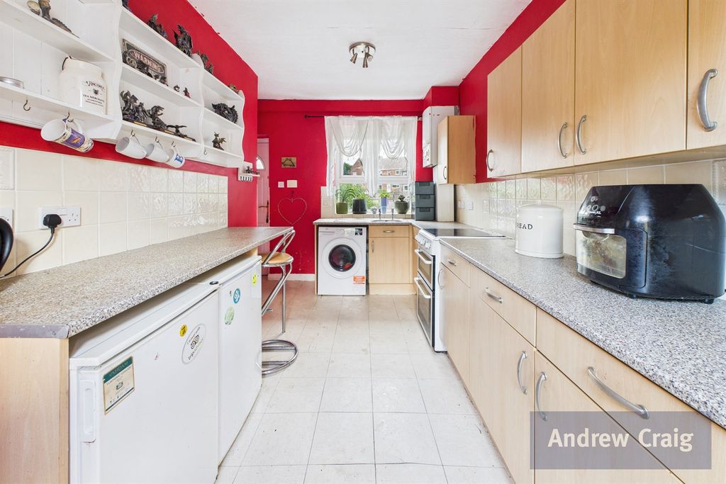 Property photo 3 of 9 Kitchen
