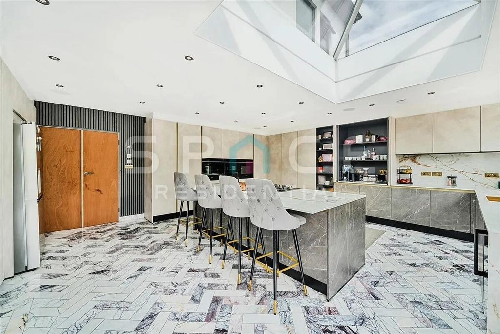 Property photo 3 of 23 Kitchen