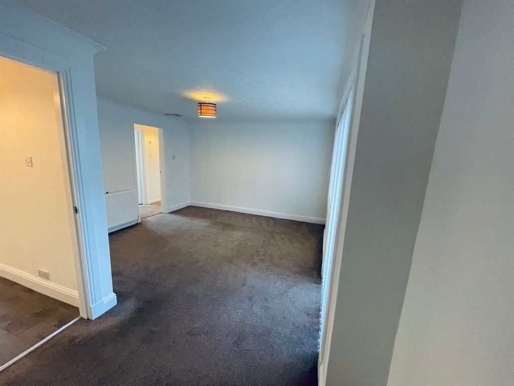 Property photo 3 of 18 Living Room