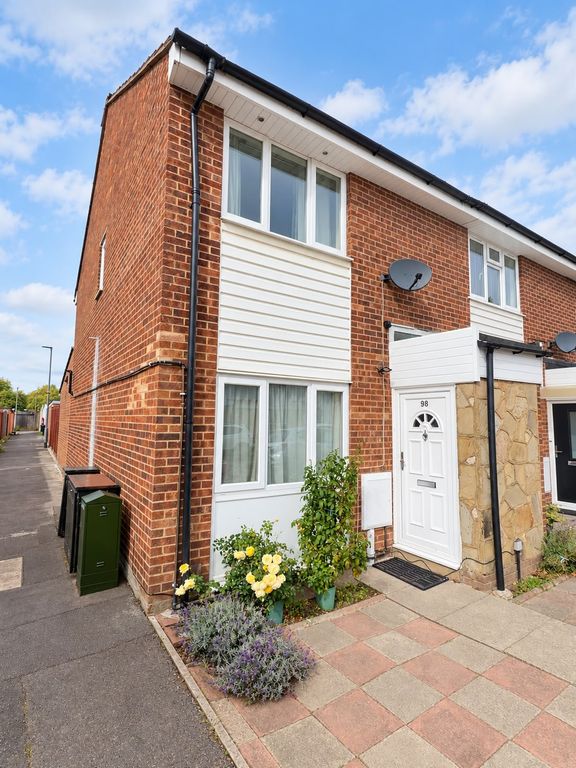 Property photo 1 of 1 3 Bed Semi-Detached House To Rent Torridge Road, Slough Sl3