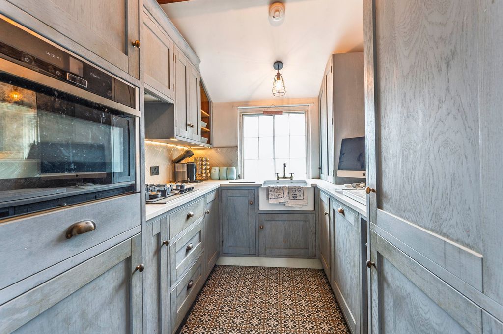 Property photo 2 of 6 Kitchen