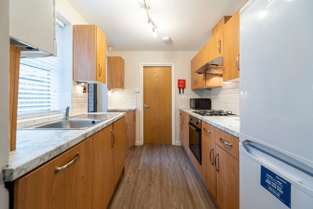Property photo 2 of 12 99Cr - Kitchen