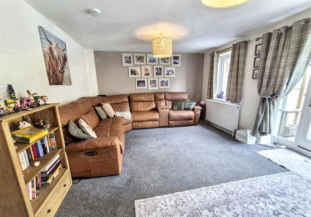 Property photo 3 of 31 Lounge