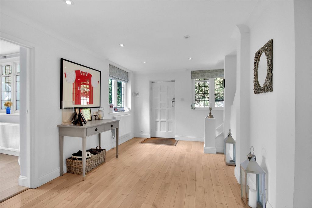 Property photo 3 of 16 Entrance Hall