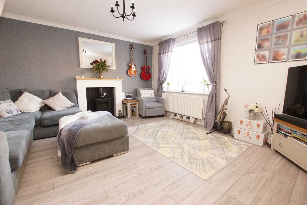 Property photo 2 of 12 Lounge