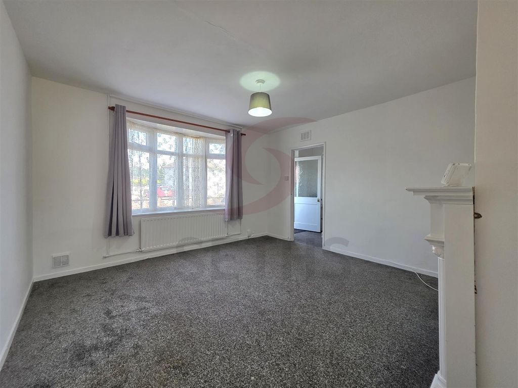 Property photo 3 of 13 Lounge
