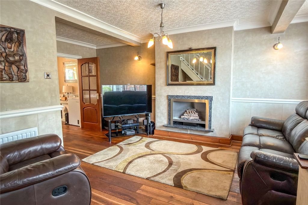 Property photo 3 of 19 Lounge