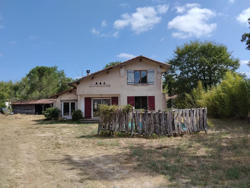Property photo 1 of 6 In The Heart Of Escource, A Great Opportunity To Renovate A 1960S House