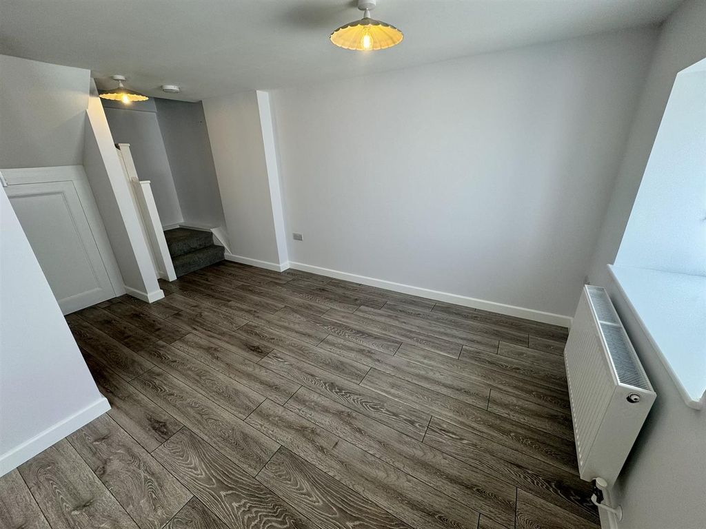 Property photo 3 of 12 Open Plan (1/4)