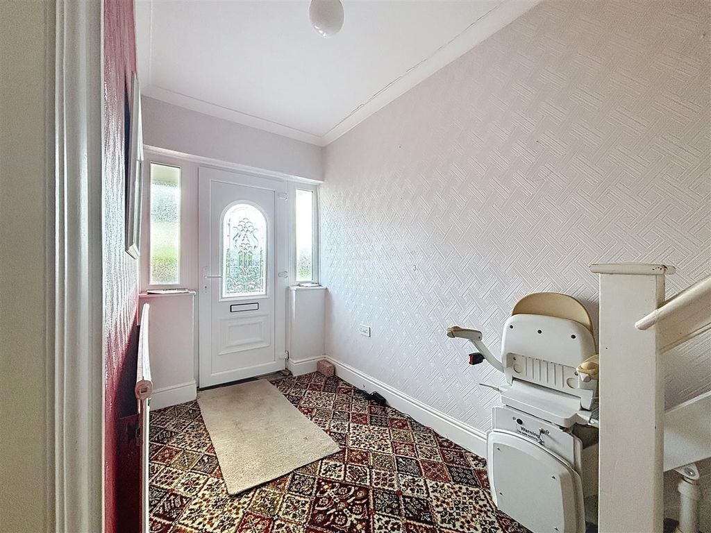 Property photo 2 of 22 Entrance Hall