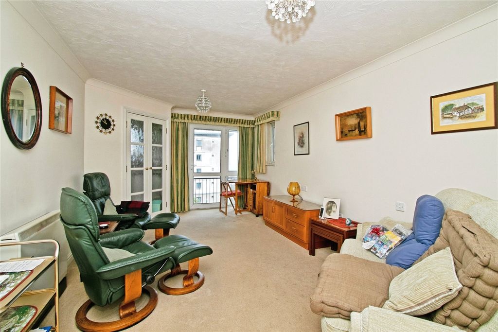 Property photo 3 of 11 Lounge