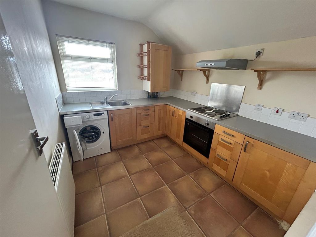 Property photo 3 of 7 Bath Road Top Flat Market 3 Kitchen.Jpg