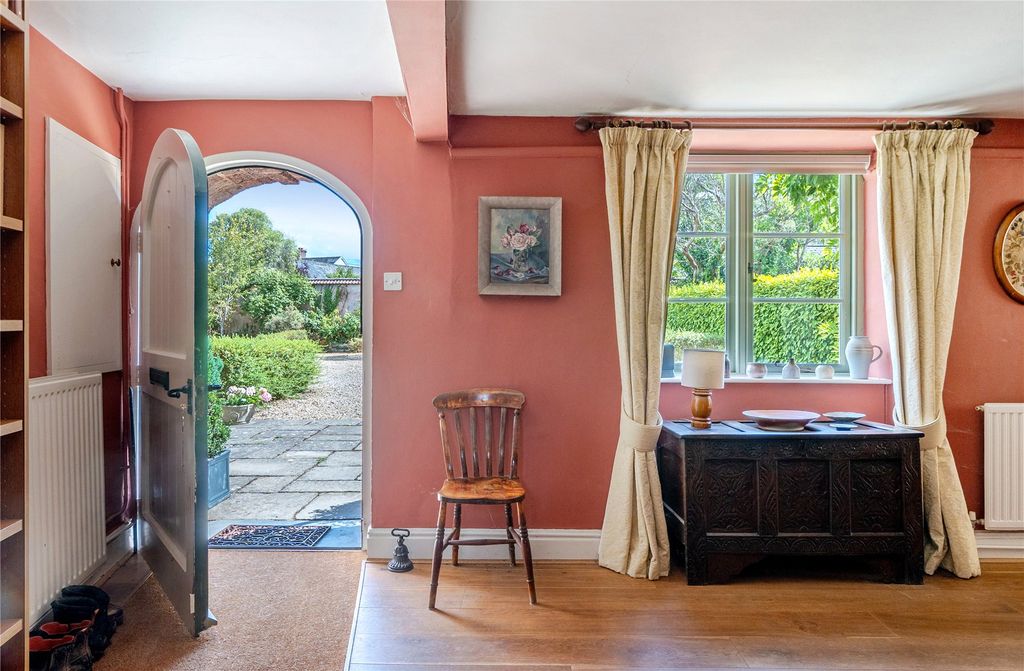 Property photo 2 of 16 Entrance Hall