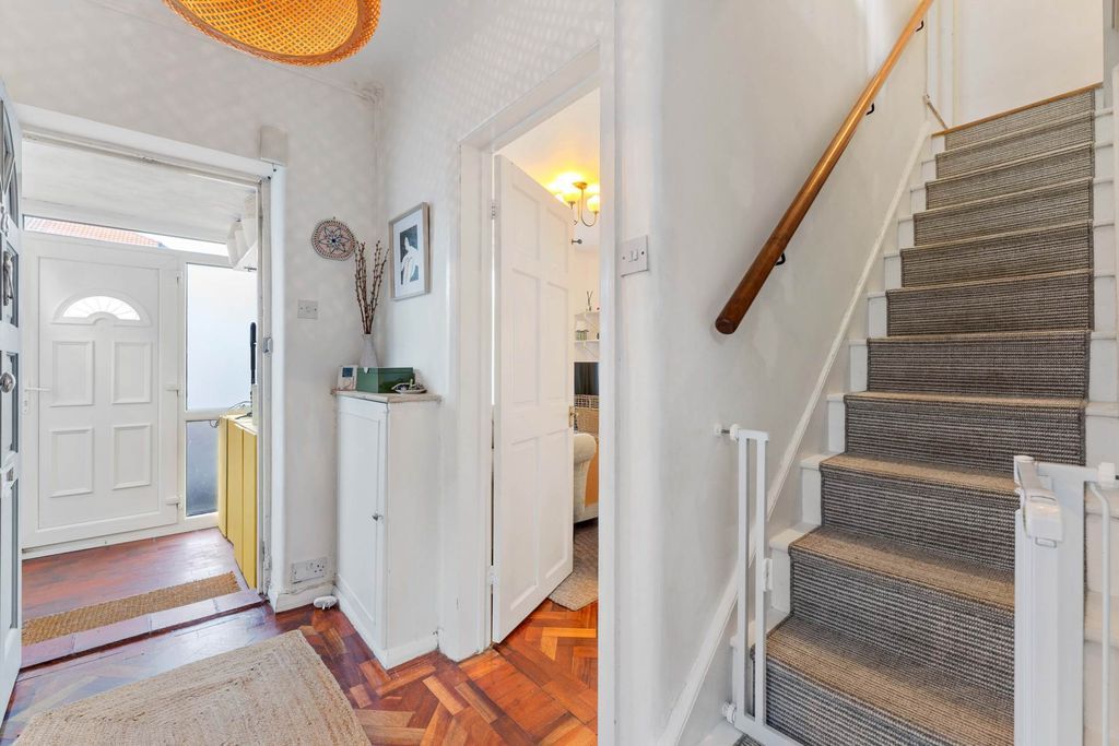 Property photo 2 of 25