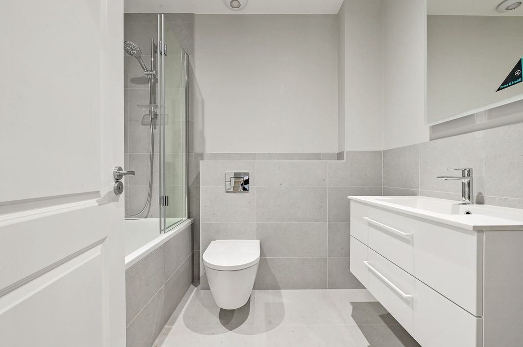 Property photo 2 of 14 Bathroom