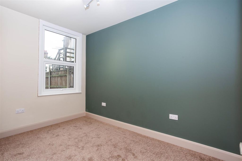Property photo 2 of 9 26 Gordon Road-260006.Jpg