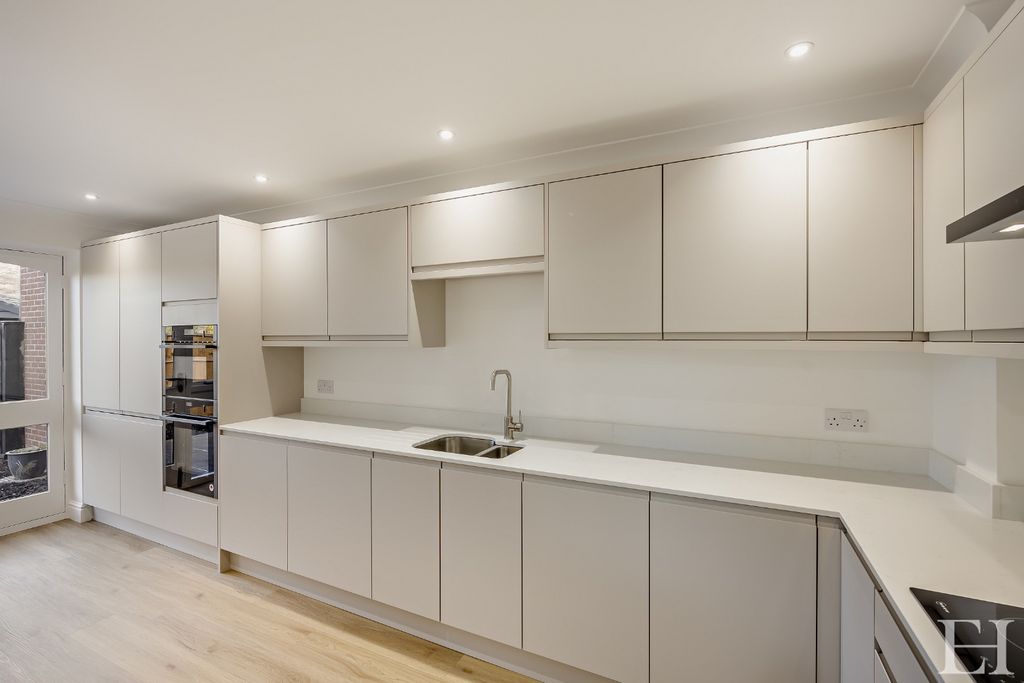 Property photo 3 of 29 4676907