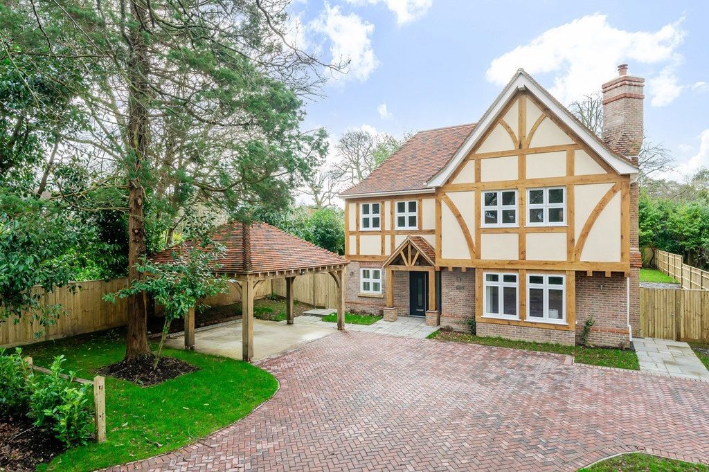 Property photo 1 of 12 House & Drive