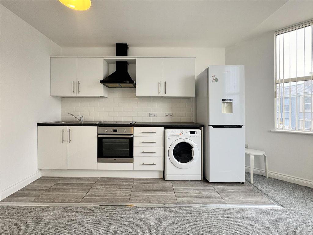 Property photo 3 of 10 Kitchen Area