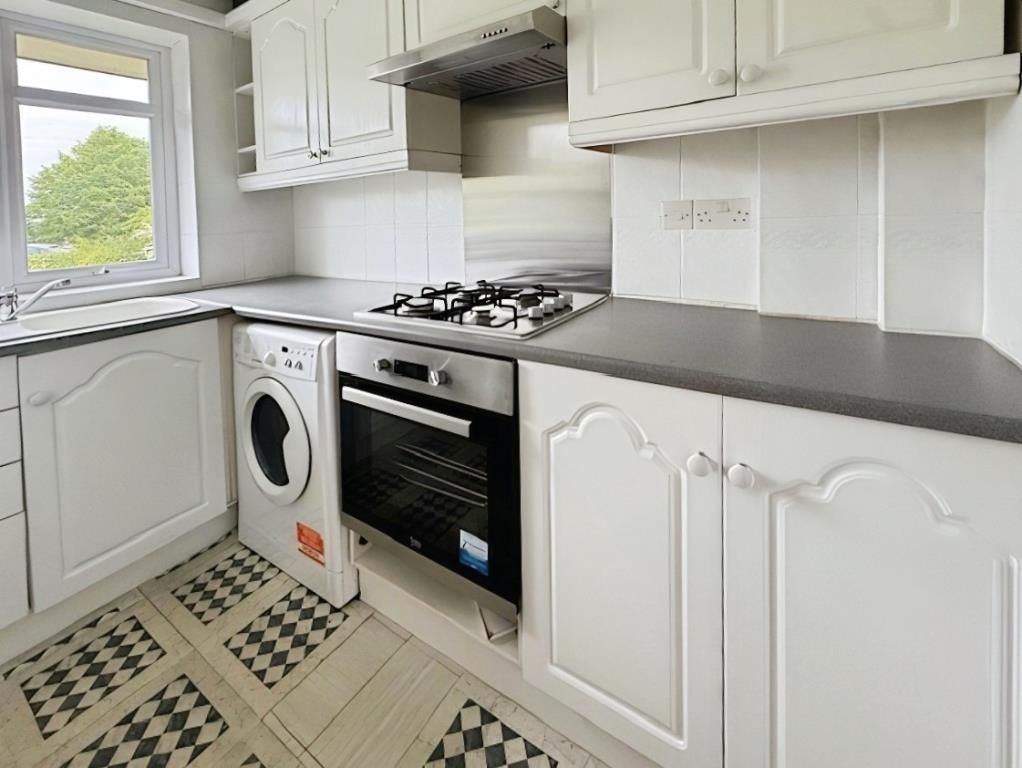 Property photo 3 of 11 Kitchen