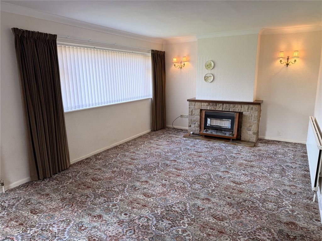 Property photo 2 of 16 Lounge