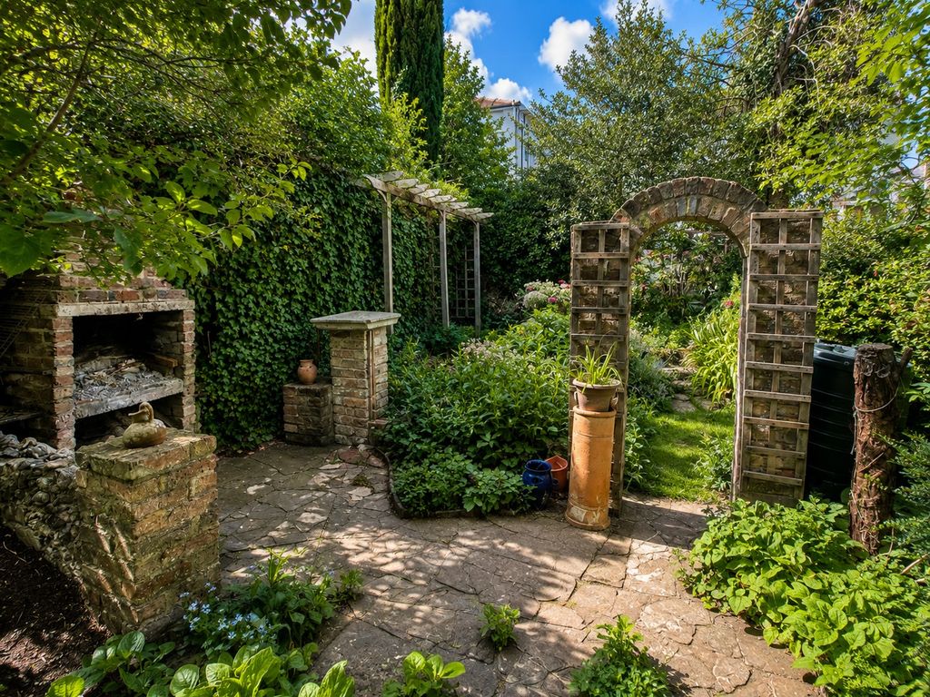 Property photo 1 of 9