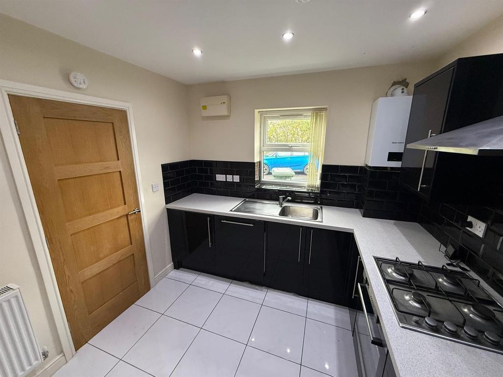 Property photo 3 of 17 Kitchen