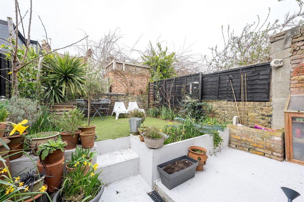 Property photo 3 of 17 Ramsay Road E7