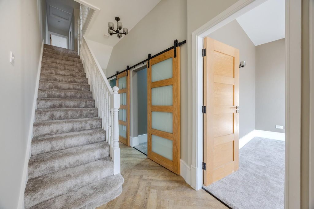 Property photo 3 of 31 Entrance