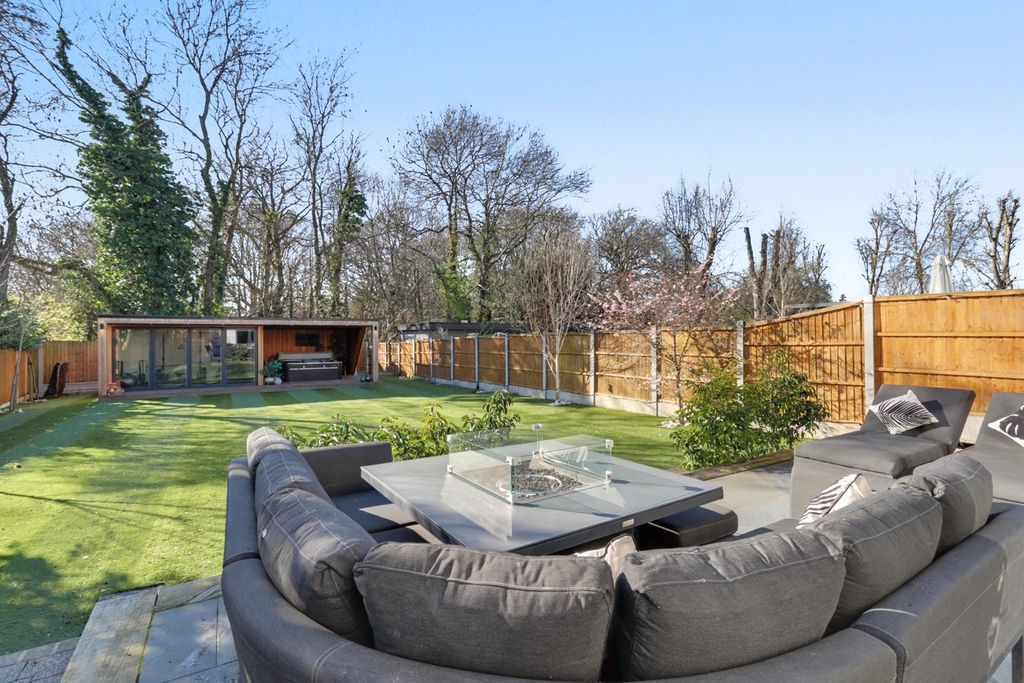 Property photo 2 of 27