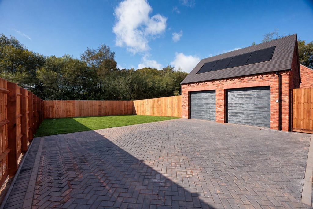 Property photo 2 of 18 Double Garage