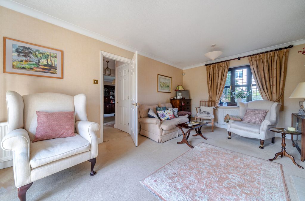 Property photo 3 of 14 Lounge3