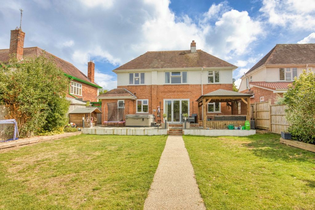 Property photo 2 of 30 Ewemove Taunton - Parkfield Road (12)