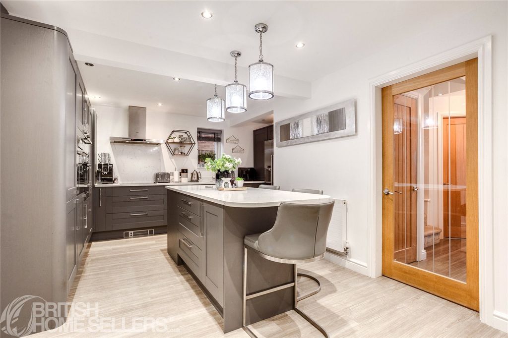 Property photo 2 of 27 Picture No. 24