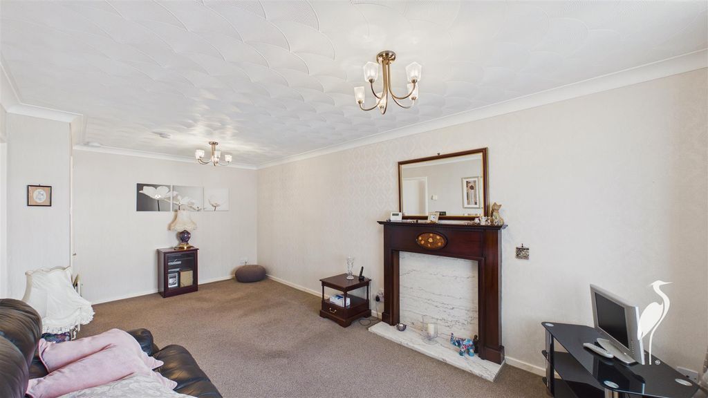 Property photo 3 of 19 Lounge &amp; Dining Area