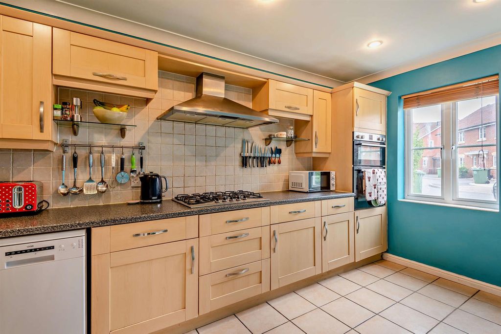 Property photo 3 of 14 8697577-Interior06-800.Jpg