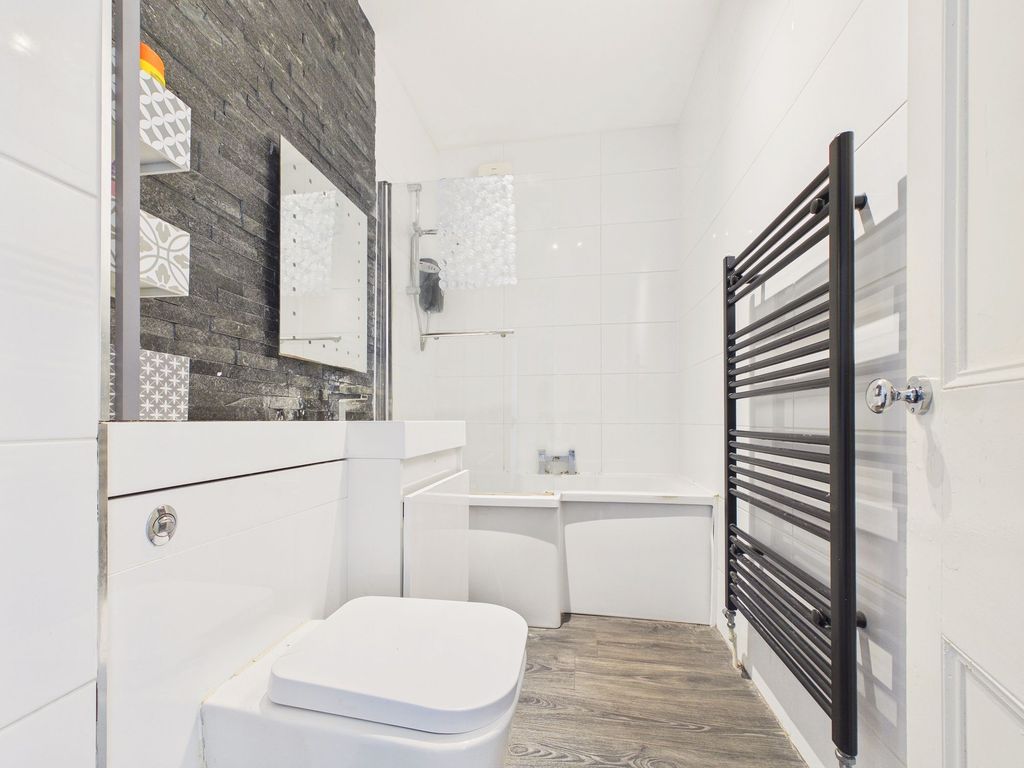 Property photo 3 of 8 Bathroom
