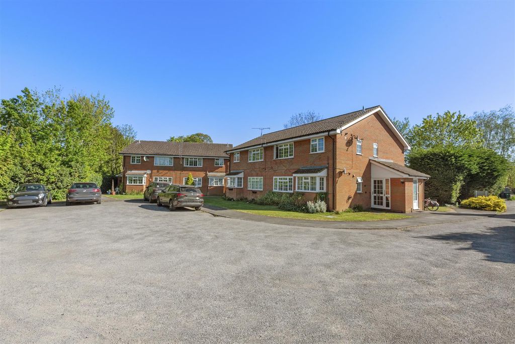 Property photo 2 of 13 2 Firs Court, Summerleys Rd, Hp27 9Dw-12.Jpg