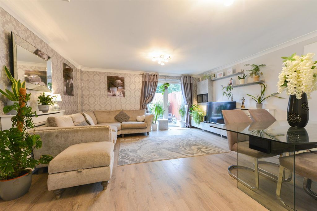 Property photo 3 of 18 Cronin Close, Larkfield4.Jpg