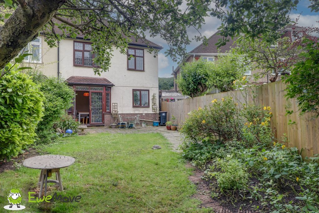 Property photo 3 of 14 79 Elmwood Crescent-111