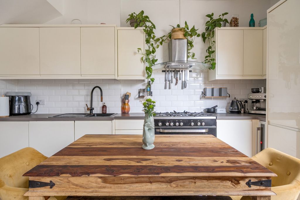 Property photo 3 of 17 Kitchen
