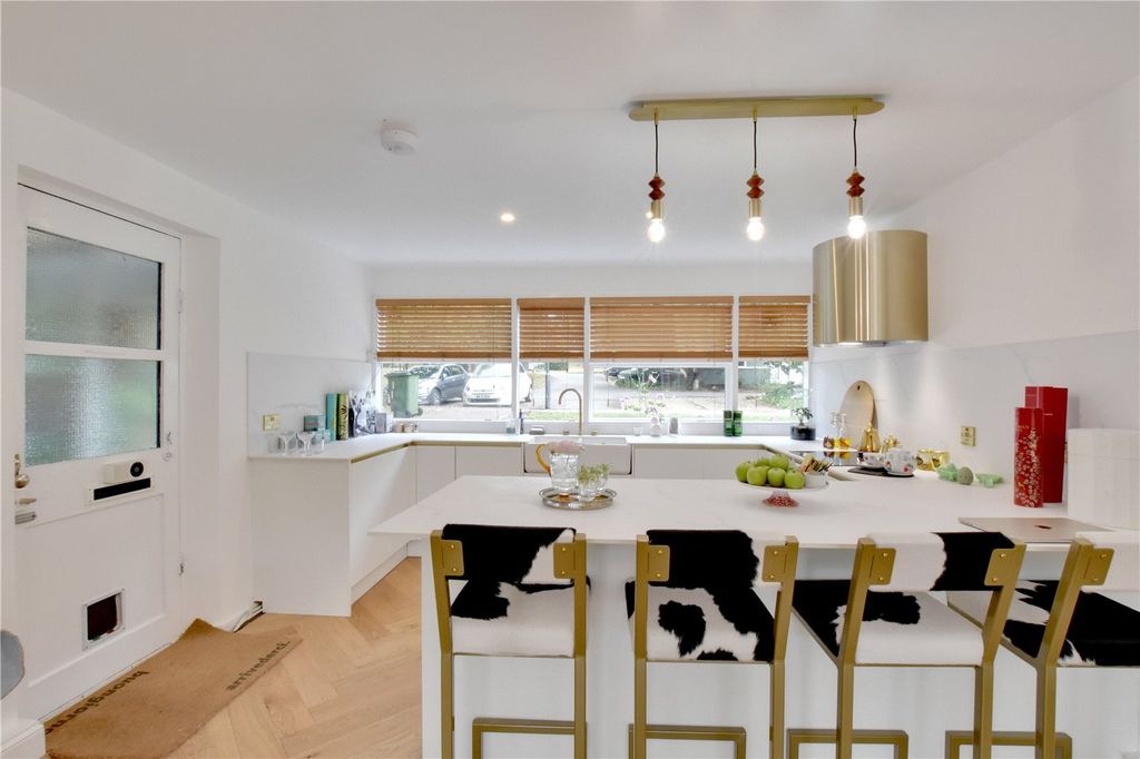 Property photo 2 of 18 Picture No. 27