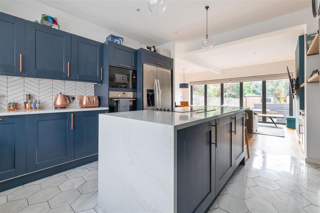 Property photo 1 of 30 Maybank Road, E18