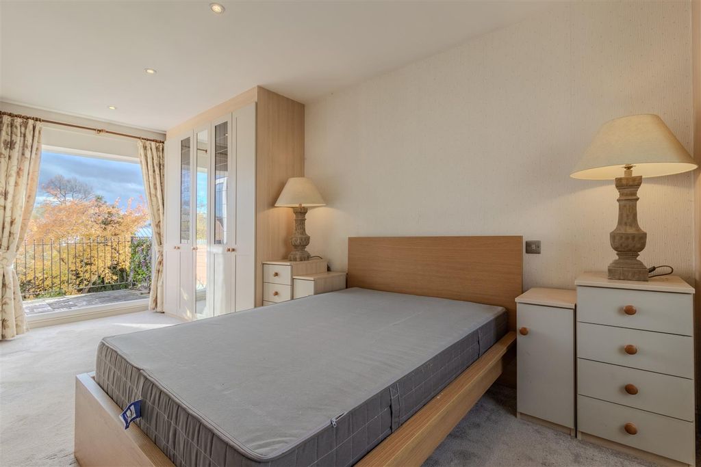 Property photo 2 of 35