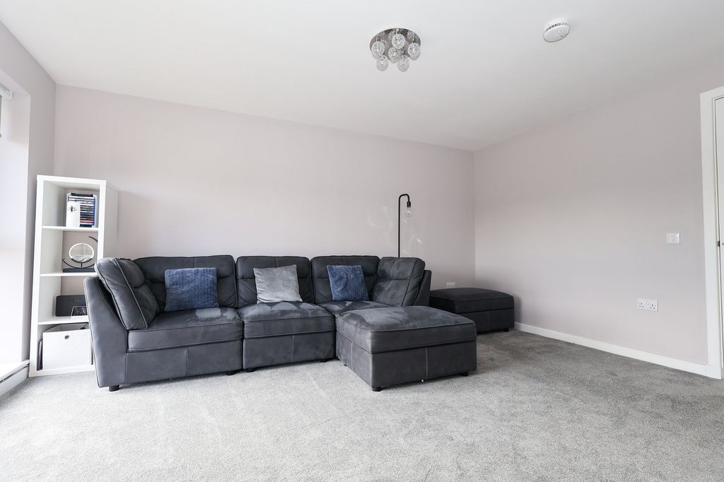 Property photo 3 of 13 Lounge